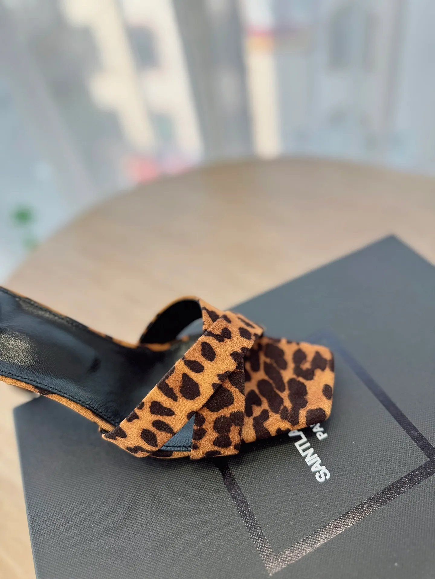 👟👟Ex-factory price 540👟👟 High version of "SAINT LAUREN*" Saint Laurent ysl 25ss/new spring and summer catwalk style large rhinestone high-heeled shoes and sandals. Only YSL understands women's hearts best and does not accept refutation. It is a super invincible feminine artifact and a must-have for women (z-product full-body customization, own molded hardware accessories, perfect consistency). Compare the differences between pictures and goods on the market. ✔Upper: Customized imported silk ✔Lining: Imported 🐑Sheep leather ✔Sole: Imported genuine leather outsole ✔Heel height: 8cm ✔Number of yards: 35-39 (40, 41, 42 can be customized and non-returnable) (Full set of packaging)